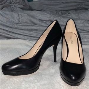 Black Pumps